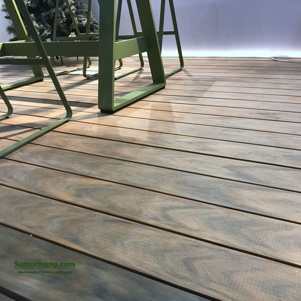 Make a bold choice with Sumuchang’s black composite decking for your outdoor space