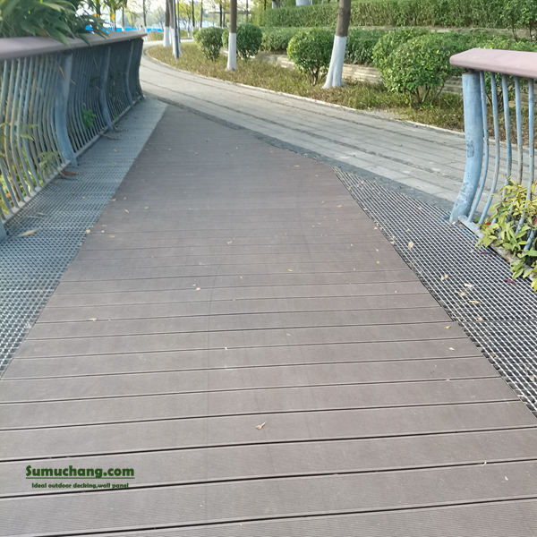 How to apply composite deck stain for surface improvement