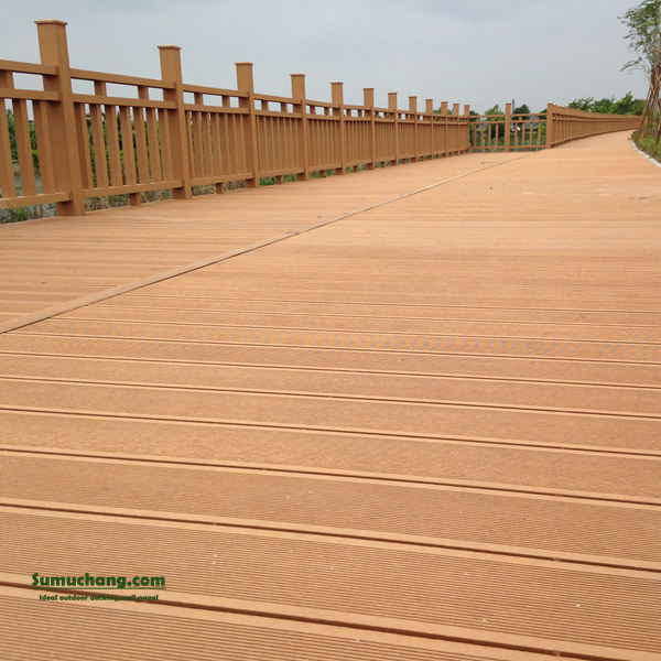Perché scegliere il decking composito 6m per progetti commerciali all'aperto